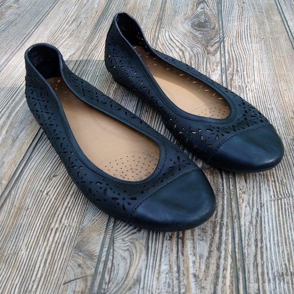Clark's Black Leather Upper Flower Star Cut Out Rounded Toe Slip On Flats